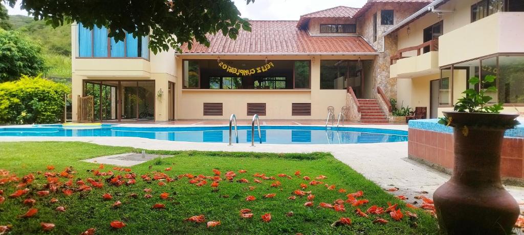 una villa con piscina di fronte a una casa di La Rivera Chamba a Loja