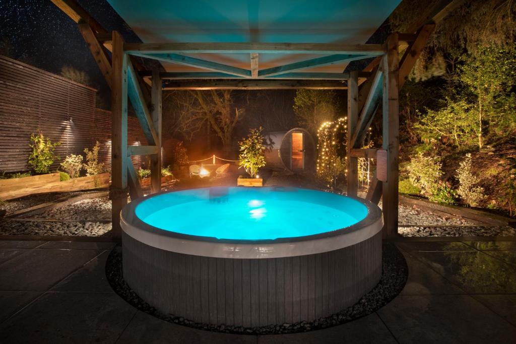 Bazén v ubytování Aphrodites Group - Luxury Hot Tub Suites in Central Lake District! nebo v jeho okolí