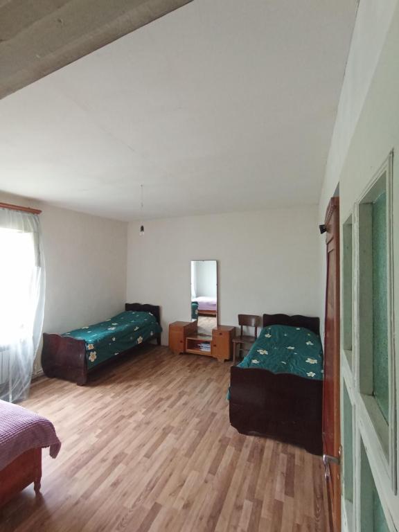 Sala de estar con 2 camas y mesa en Khachik White Canyon, en Khachʼik