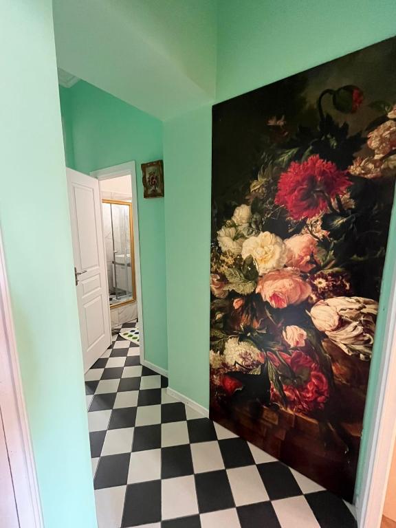 une peinture de fleurs sur un mur dans un couloir dans l'établissement Appartement Nice Port Lympia Wifi Top Location, à Nice