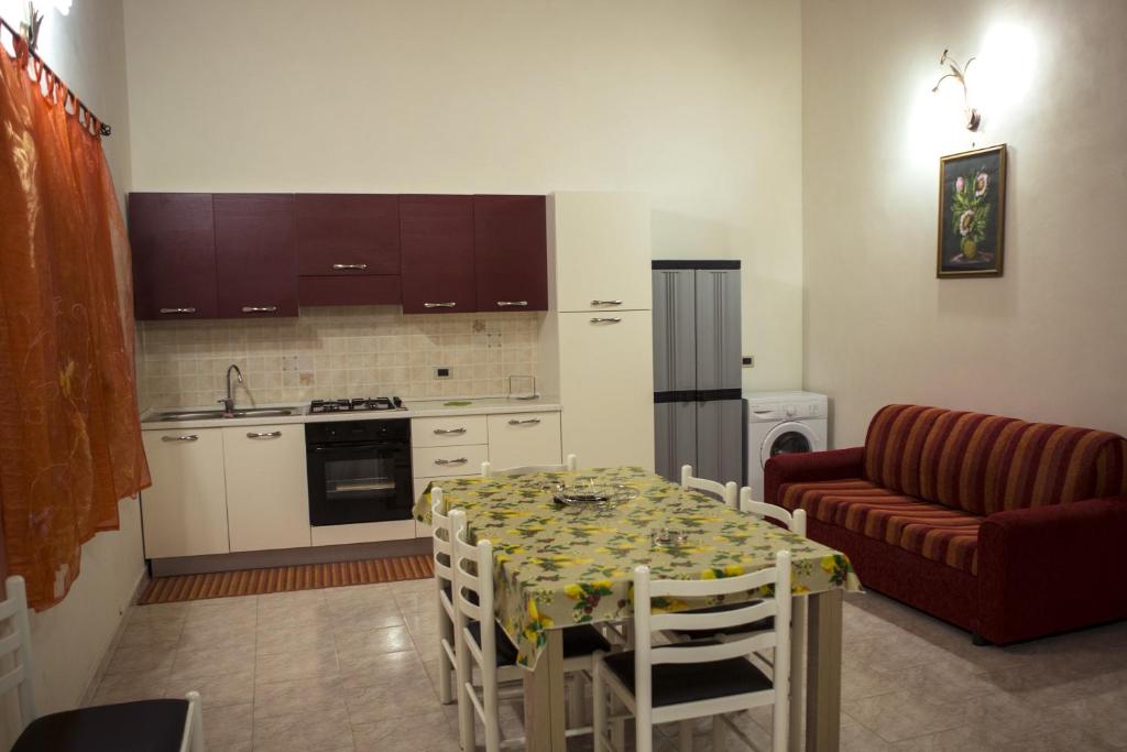 Kuchyňa alebo kuchynka v ubytovaní Casa Vacanze Calafarina