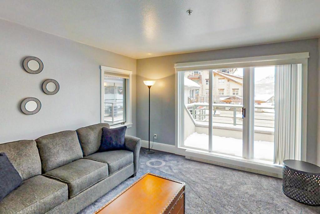 sala de estar con sofá y ventana grande en Rocky Mountain Lookout, en Telluride