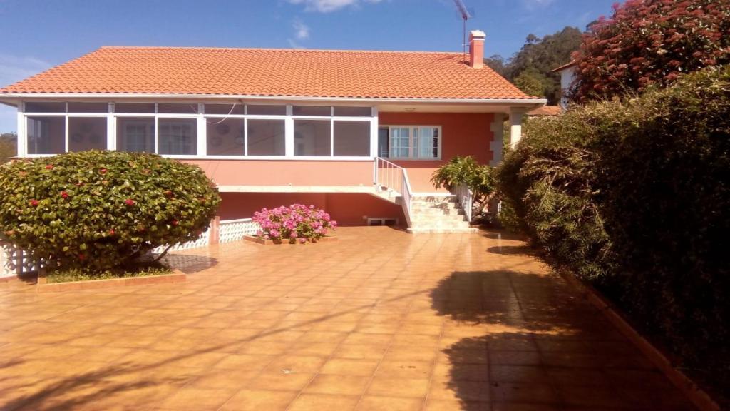 ein Haus mit einer gepflasterten Auffahrt davor in der Unterkunft Espectaculares vistas a la Ría de Aldán in Bueu