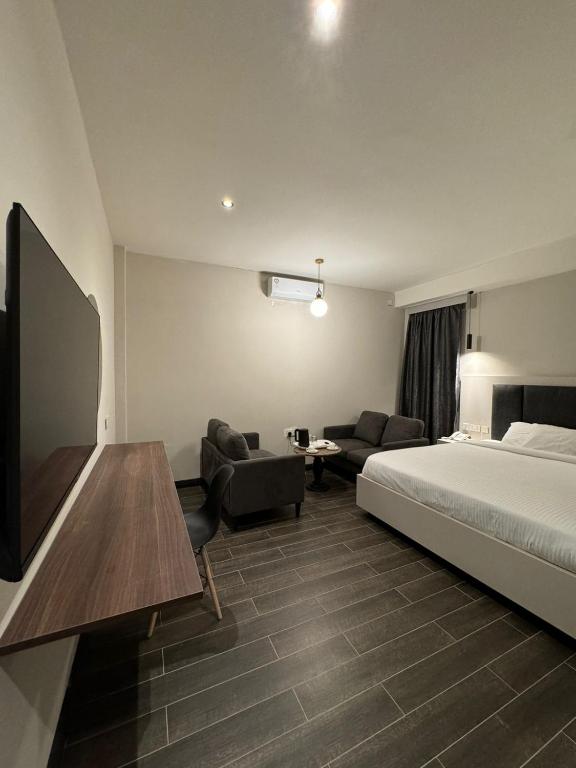Postel nebo postele na pokoji v ubytování The Ivory Hotel
