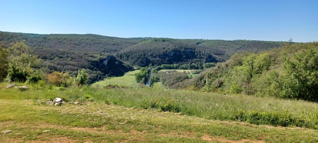 - une vue sur une vallée dans les collines dans l'établissement Maison au calme avec vue splendide dans la vallée du Célé, à Sauliac-sur-Célé