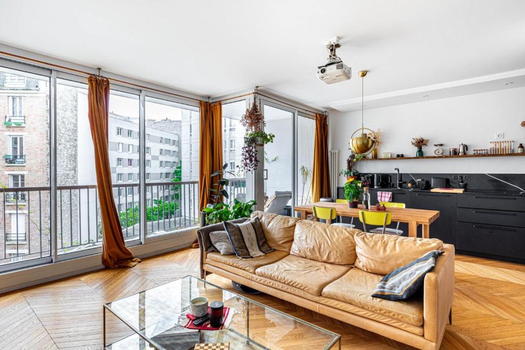 un salon avec un canapé et une table dans l'établissement GuestReady - Skyline serenity near famous hotspots, à Paris