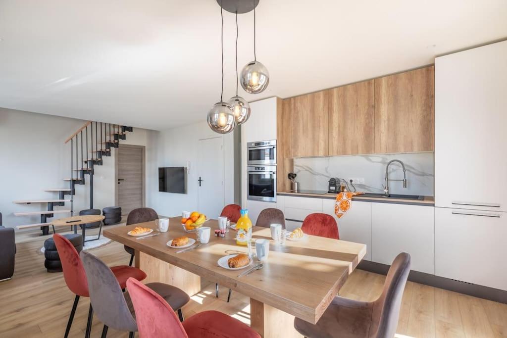 une cuisine et une salle à manger avec une table et des chaises dans l'établissement BRP Cannes Center, Top floor Luxurious Apartment II, 4 bedrooms+3 bathrooms, à Cannes