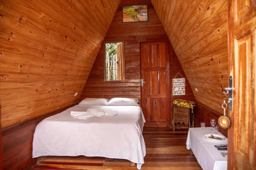 Postel nebo postele na pokoji v ubytování Chalés e Camping do Robinho 1