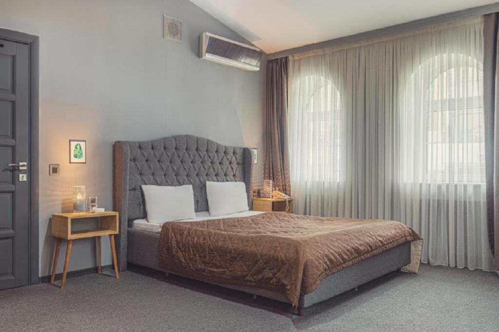 Säng eller sängar i ett rum på Maestro Hotel