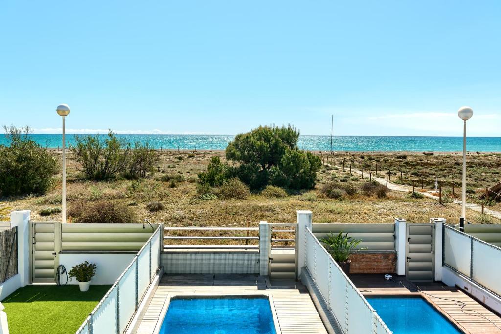 desde el balcón de una casa con vistas a la playa en Casa frente al mar con piscina privada, en Sagunto
