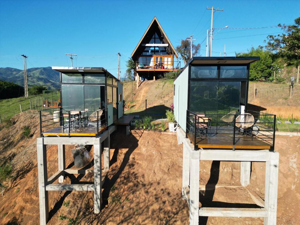 a house with twoousand windows on top of a hill at Villa Trentino Chalé Pirineus in Teodoros