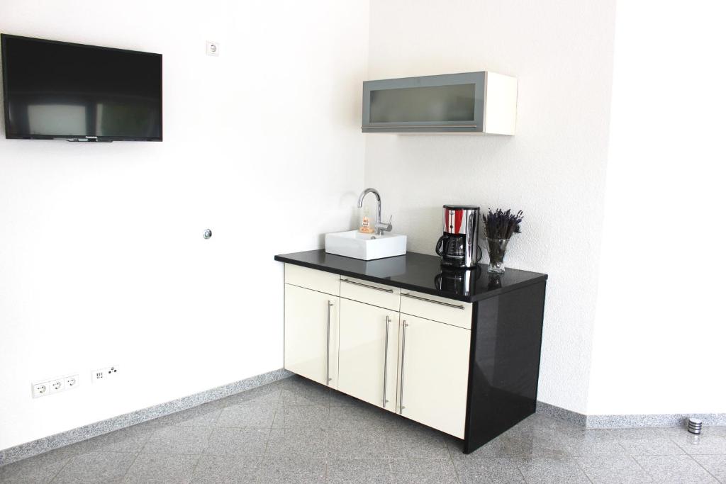 una barra en blanco y negro en una habitación con TV en Muskat, en Hanhofen