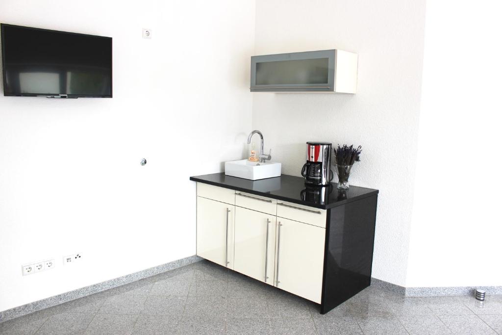 a black and white counter in a room with a tv at Muskat in Hanhofen