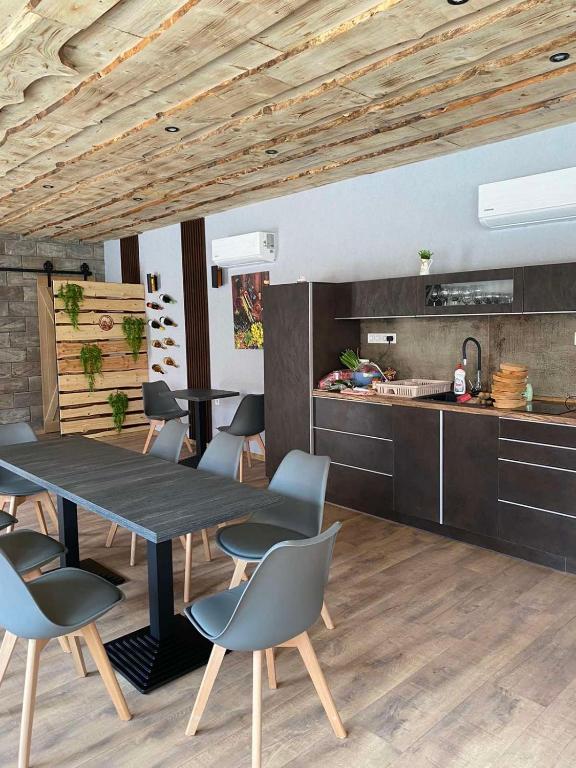 A kitchen or kitchenette at Demizson Vendégház