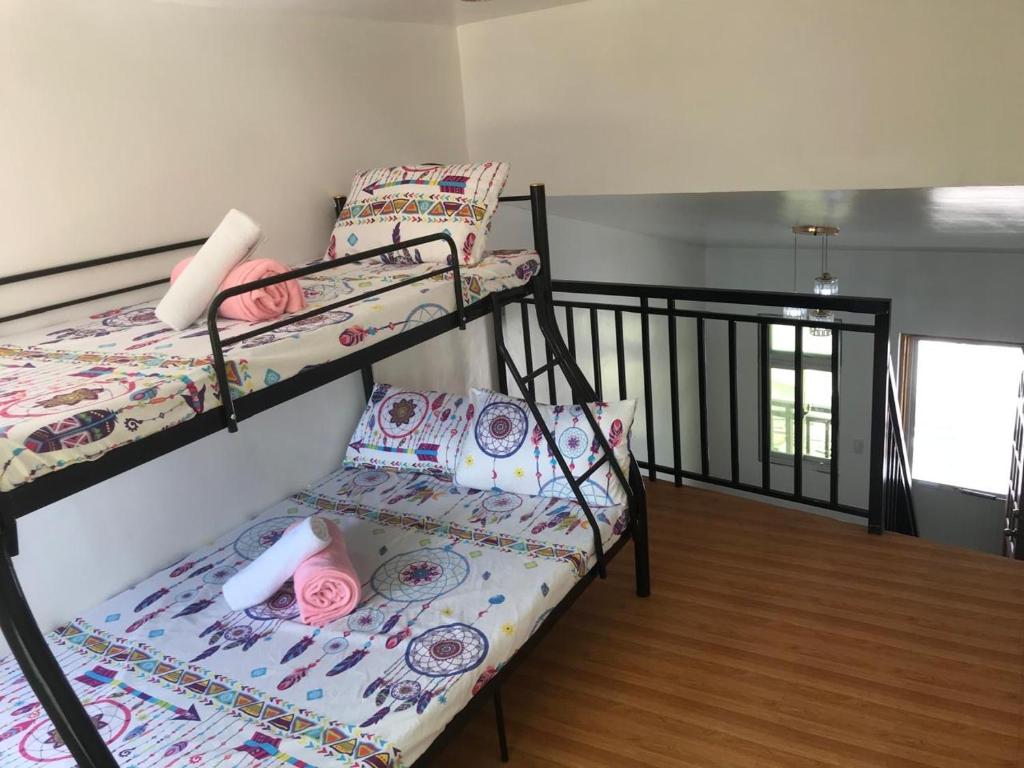 Poschodová posteľ alebo postele v izbe v ubytovaní Janet Apartment & Transient house