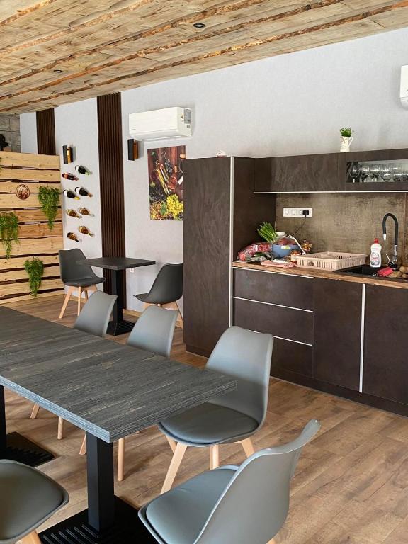 A kitchen or kitchenette at Demizson Vendégház