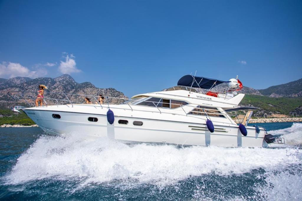 un bote blanco en el agua con gente en él en luxer holiday, en Antalya