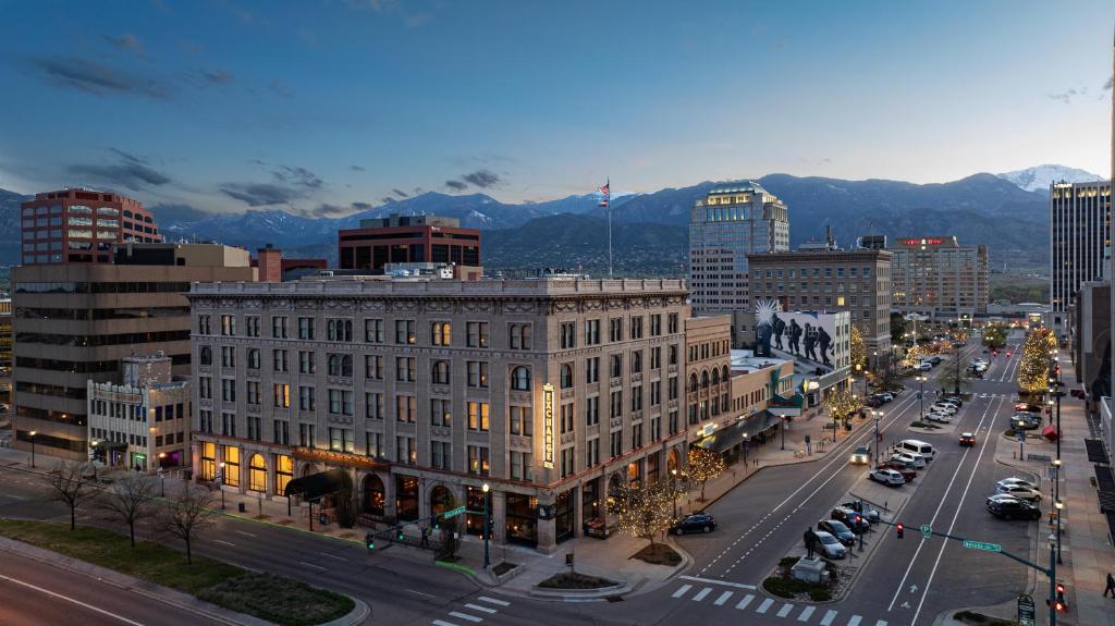 miasto z dużym budynkiem i ulicą z samochodami w obiekcie The Mining Exchange, A Wyndham Grand Hotel & Spa w mieście Colorado Springs