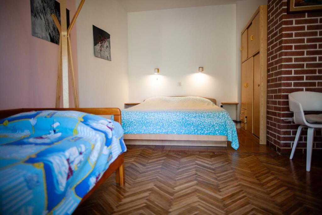 ein Schlafzimmer mit einem Bett und einem Stuhl darin in der Unterkunft Apartments Marija in Murine
