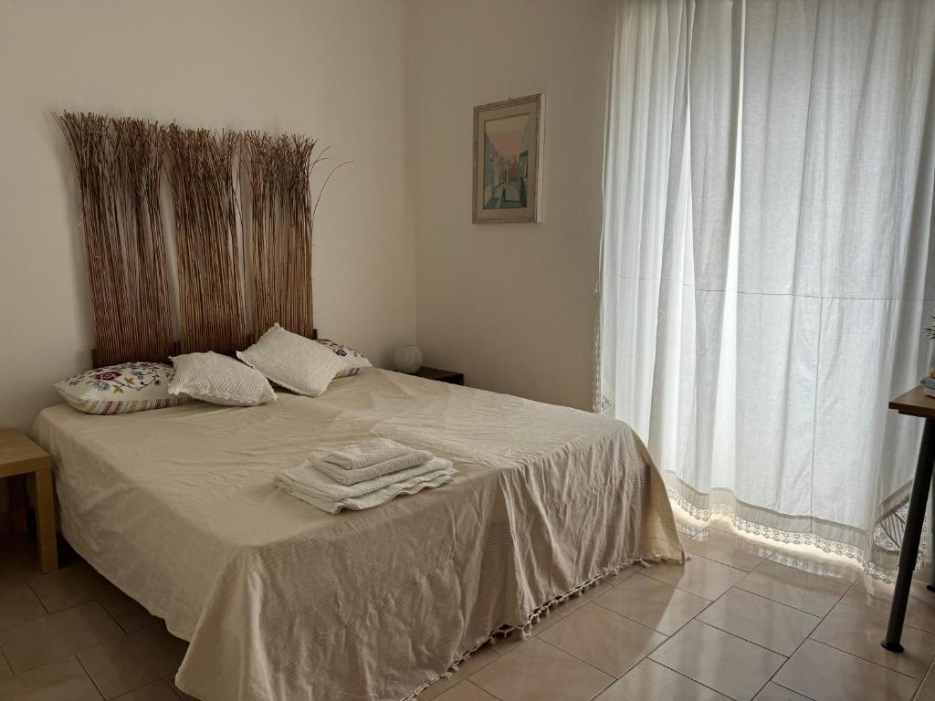 een slaapkamer met een bed met twee handdoeken erop bij Peschici a due passi in Peschici
