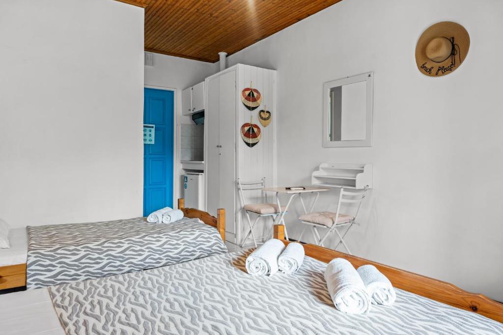 Postel nebo postele na pokoji v ubytování Oceanis Rooms