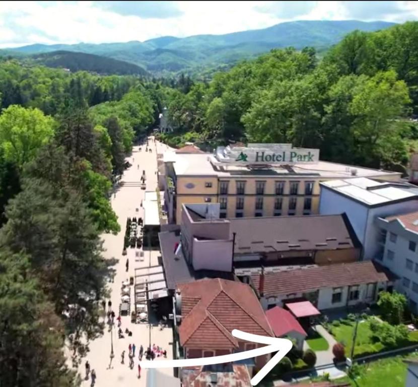 Nespecifikovaný výhled na hory nebo výhled na hory při pohledu z penzionu