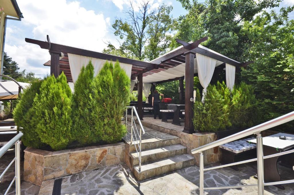 A garden outside Eleganza Family Hotel - Free Parking
