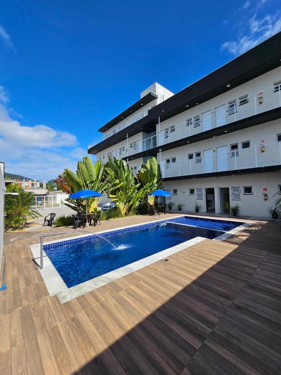 a swimming pool in front of a building at Chalés do Bona Loft 18 in Ubatuba