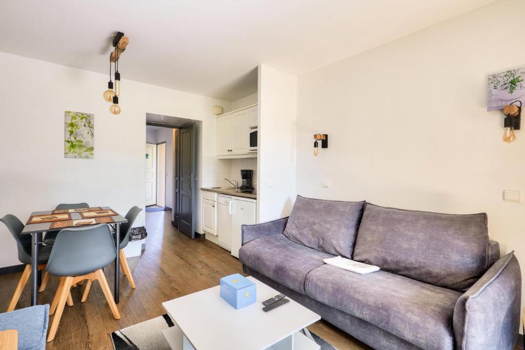 un salon avec un canapé et une table dans l'établissement La Résidence du Golf - maeva Home - Appartement 2 pièces 4 personnes - Sélection MAE-6581, à Deauville