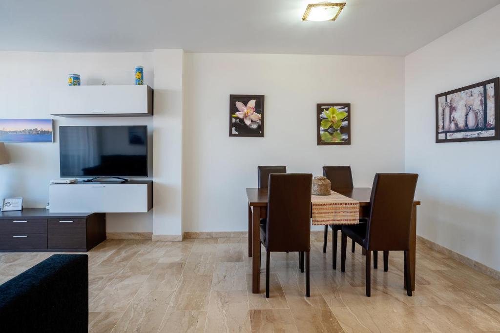 Televízia a/alebo spoločenská miestnosť v ubytovaní Apartamento Pepi