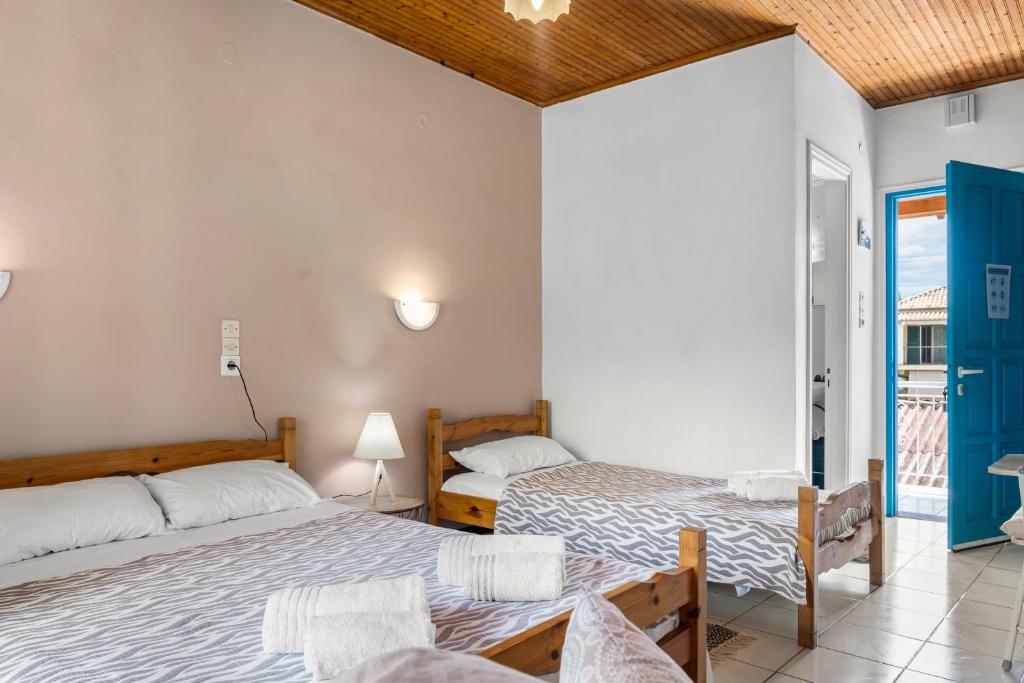 Postel nebo postele na pokoji v ubytování Oceanis Rooms