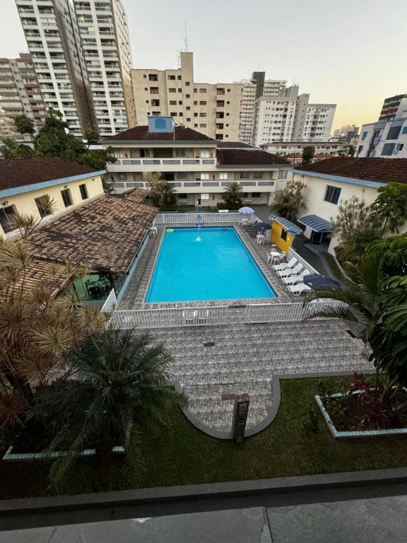 an overhead view of a swimming pool in a city at Quintal do forte in Praia Grande