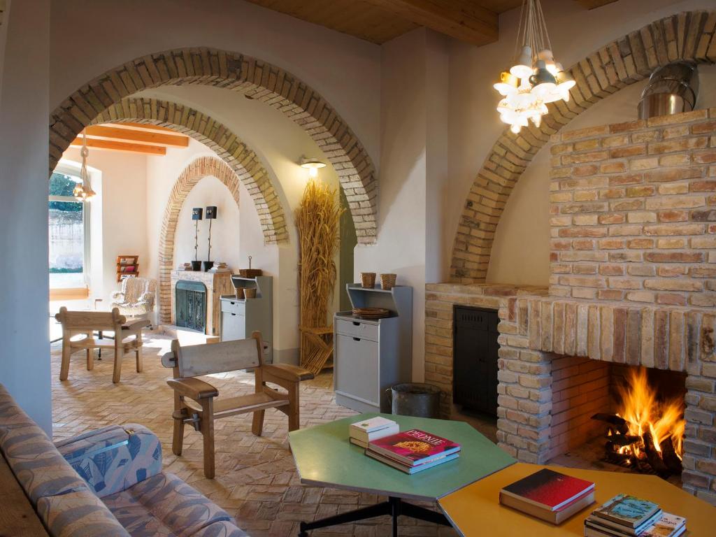 uma sala de estar com lareira e sofá em I Casali del Pino em La Giustiniana