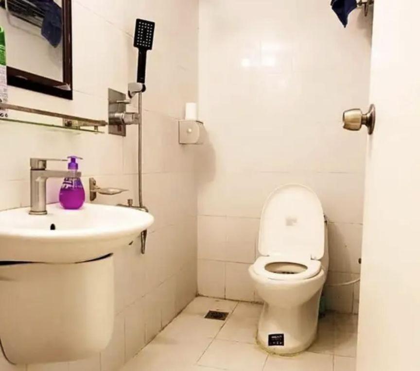 uma casa de banho com um WC e um lavatório em Guestghor em Daca