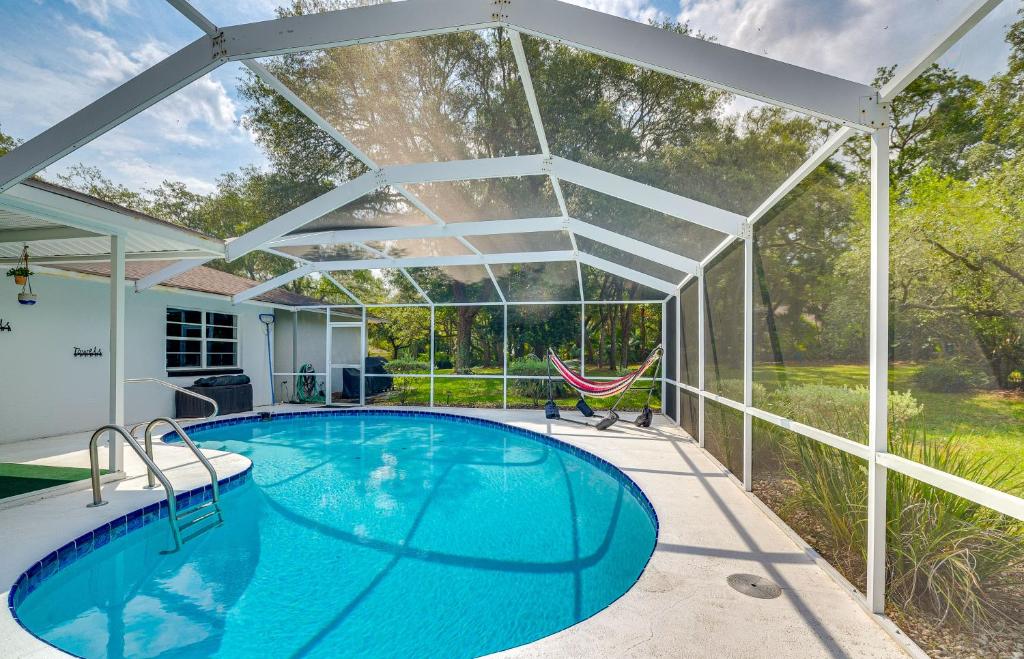 uma piscina com uma pérgola e uma piscina em Spacious Citrus Hills Home with Pool and Game Room! em Hernando