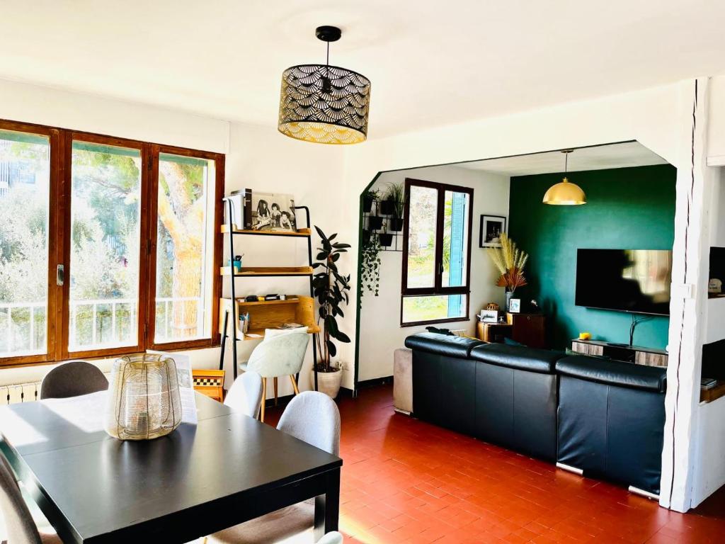 un salon avec un canapé et une table dans l'établissement Bel appartement au calme et très bien situé !, à La Ciotat