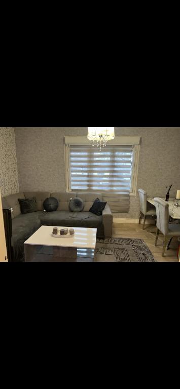 un salon avec un canapé et une table dans l'établissement Florange proche luxembourg, à Florange