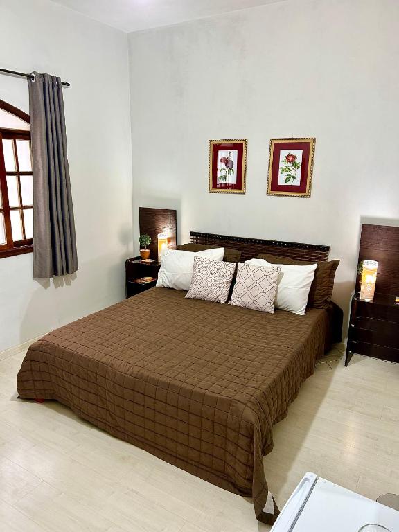 a bedroom with a large bed in a room at Hospedagem Braga - acomodação domiciliar in Cunha