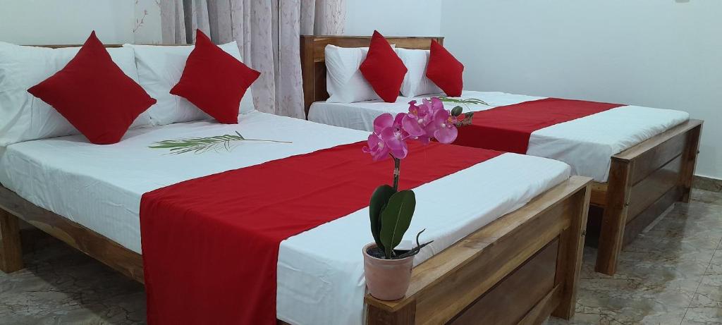 Postel nebo postele na pokoji v ubytování PKV Trinco Villas