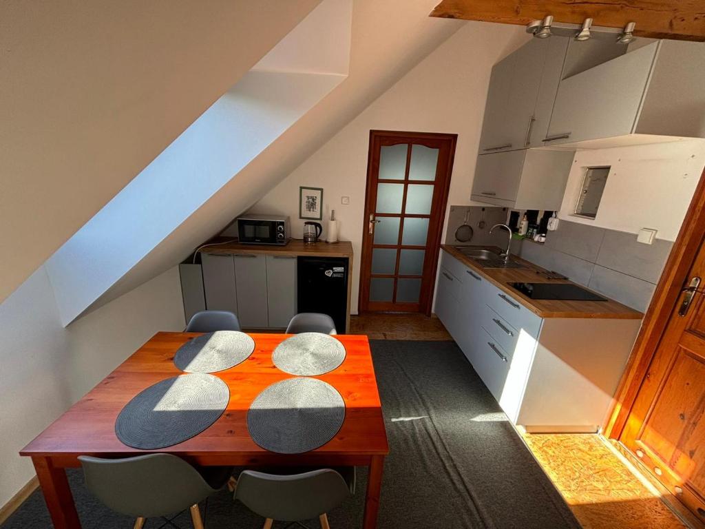 Kuchyňa alebo kuchynka v ubytovaní Apartament na poddaszu
