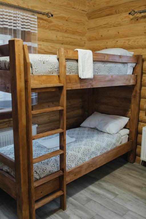 Postel nebo postele na pokoji v ubytování FAMILY еко номери та будинки