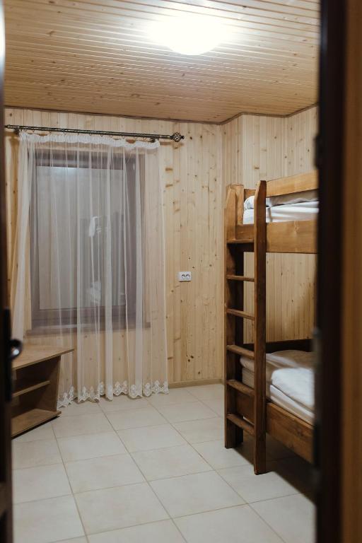 Postel nebo postele na pokoji v ubytování FAMILY еко номери та будинки