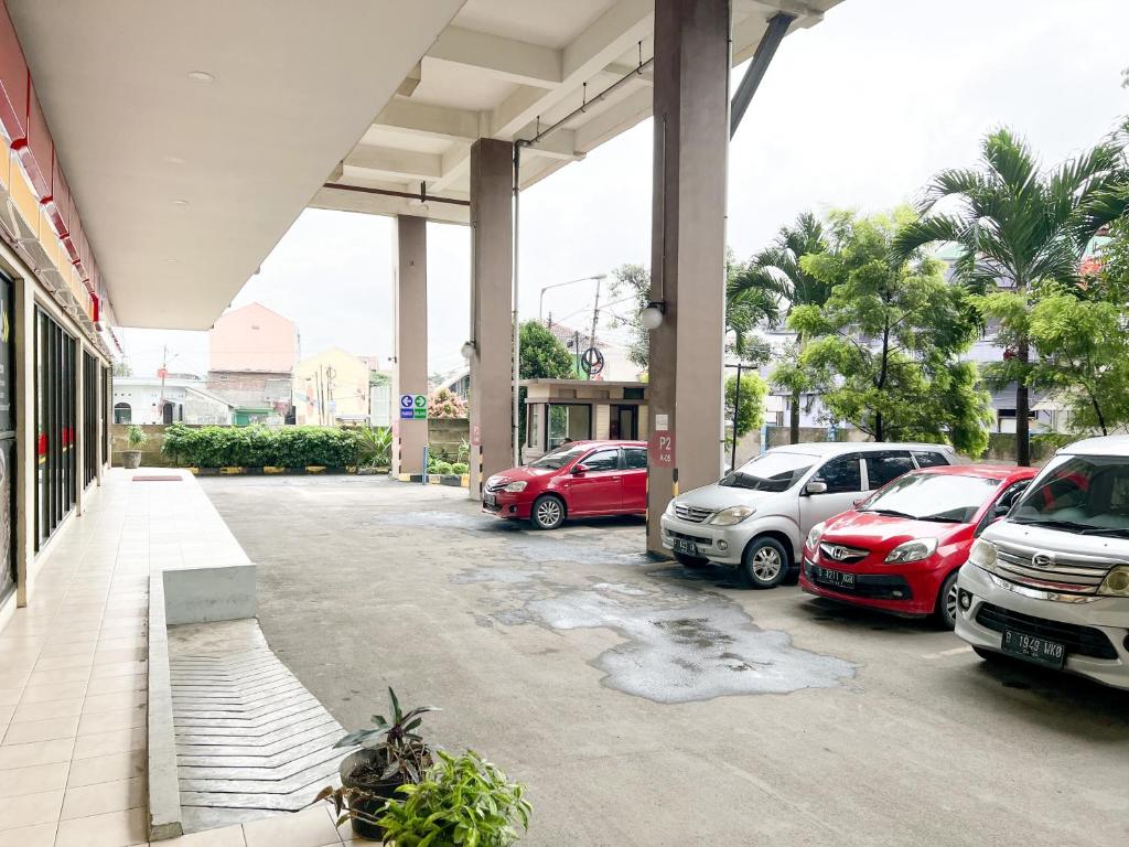 un grupo de autos estacionados en un estacionamiento en OYO 93828 Apartemen Tamansari Panoramic By Narel Room en Bandung
