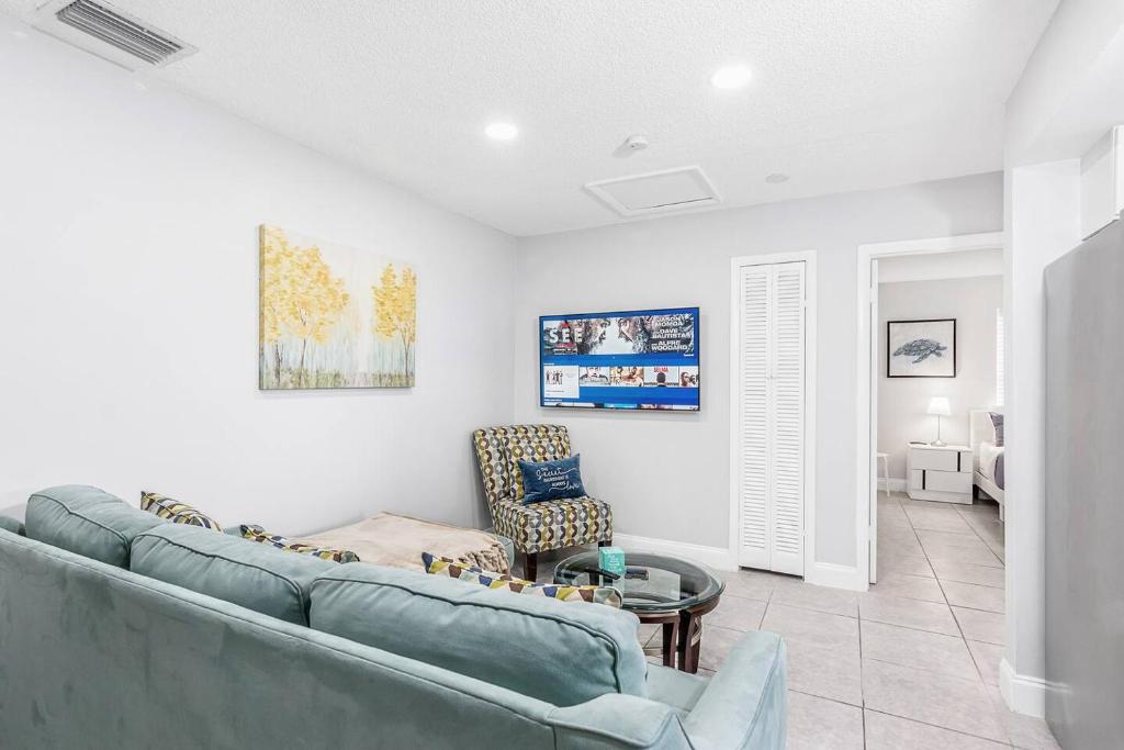 a living room with a couch and a table at Annas Peaceful Retreat Luxury Suite in Fort Lauderdale