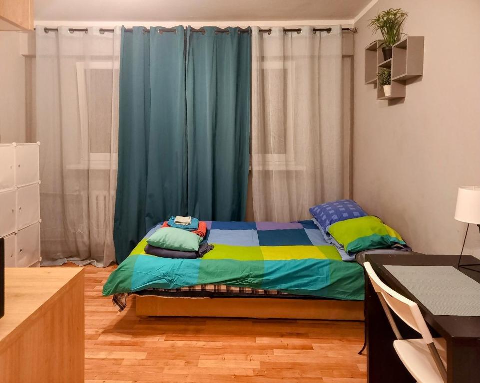 Posteľ alebo postele v izbe v ubytovaní Kawalerka Stare Bielany