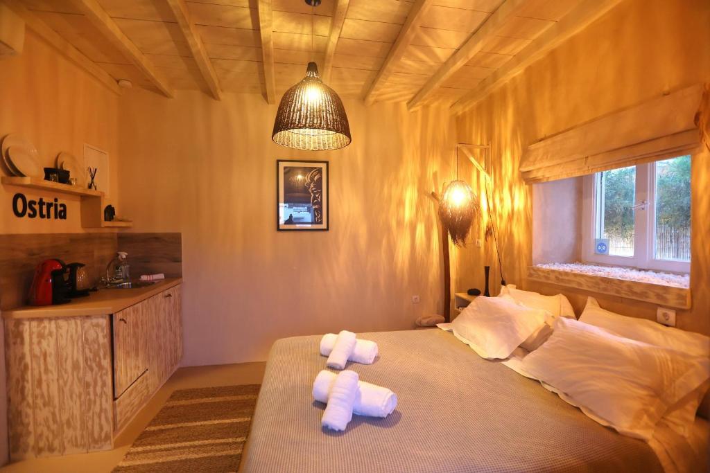 A bed or beds in a room at Maistrali Studio Ostria