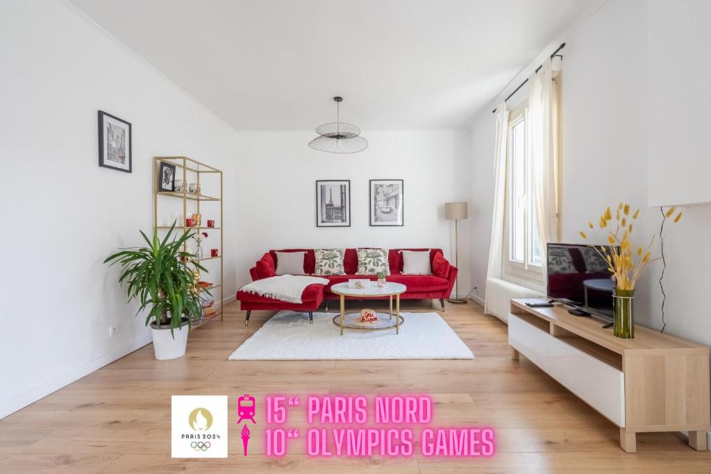 Soisy-sous-Montmorency的住宿－Paris JO 2024 L élégante，客厅配有红色的沙发和桌子