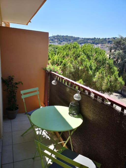 une table et des chaises sur un balcon avec vue dans l'établissement Le Triolet, à Sète