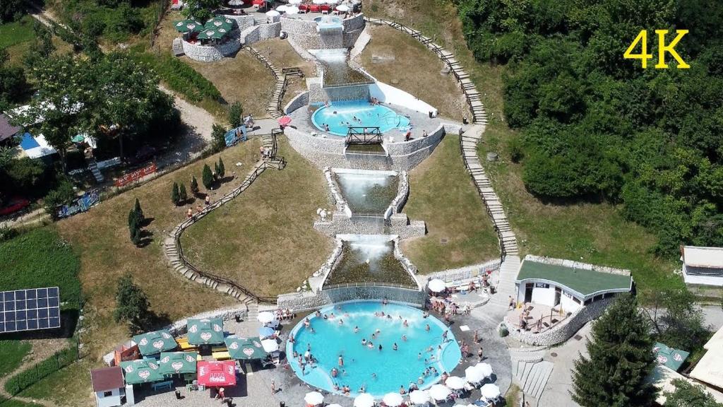 uma vista aérea de um parque aquático com duas piscinas em Pansion Hukić B&B em Tuzla