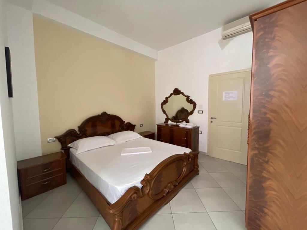 Postel nebo postele na pokoji v ubytování Hotel Latifi